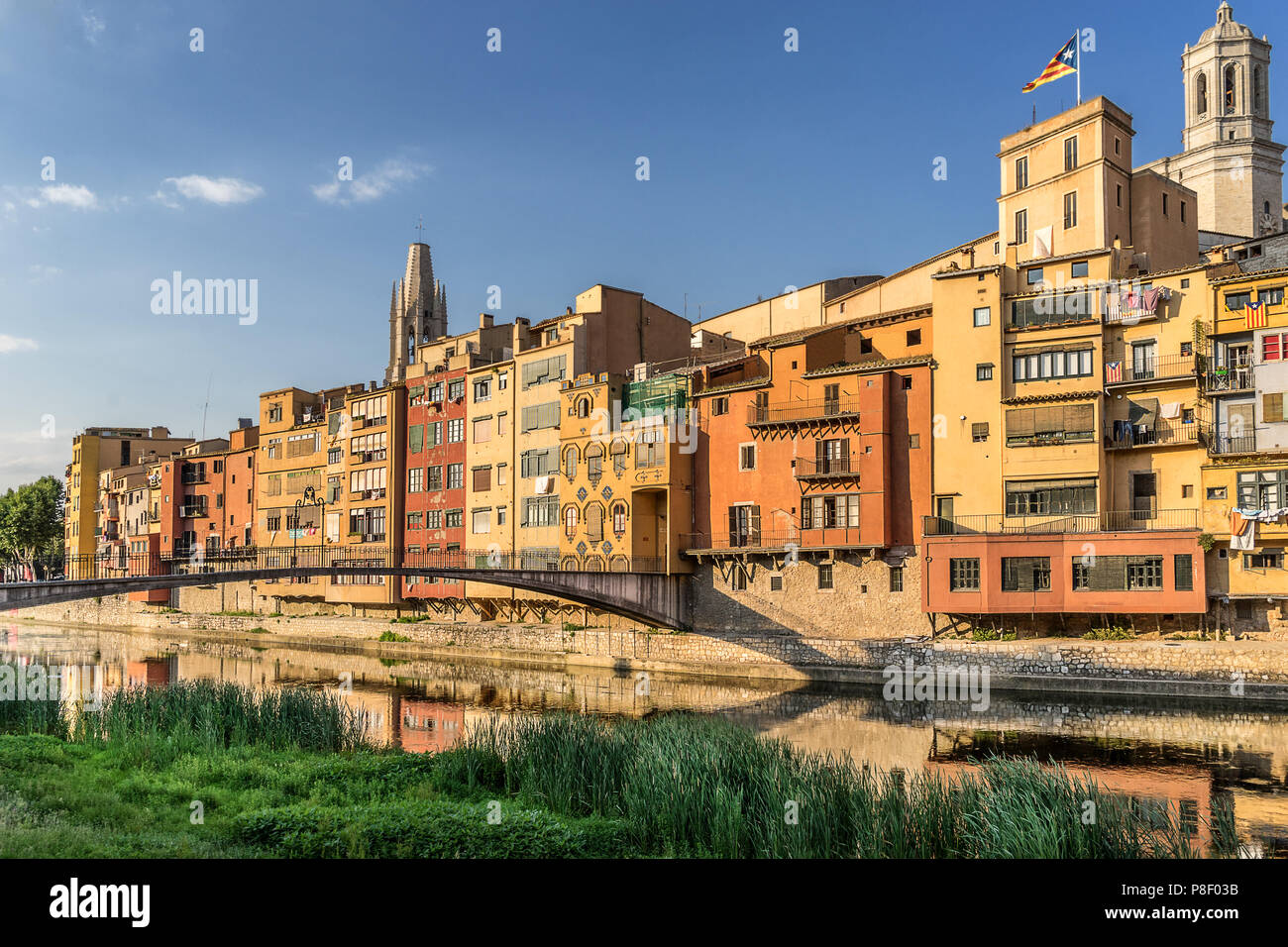 Auf der Suche des Onyar Fluss zum Jüdischen Viertel in Girona, Spanien Stockfoto