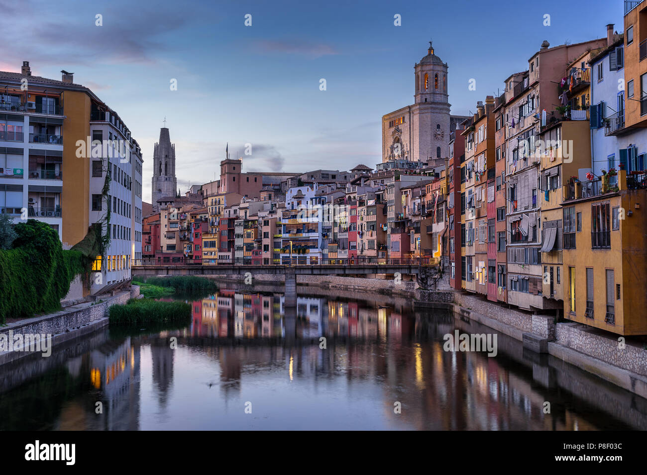 Auf der Suche des Onyar Fluss zum Jüdischen Viertel in Girona, Spanien Stockfoto