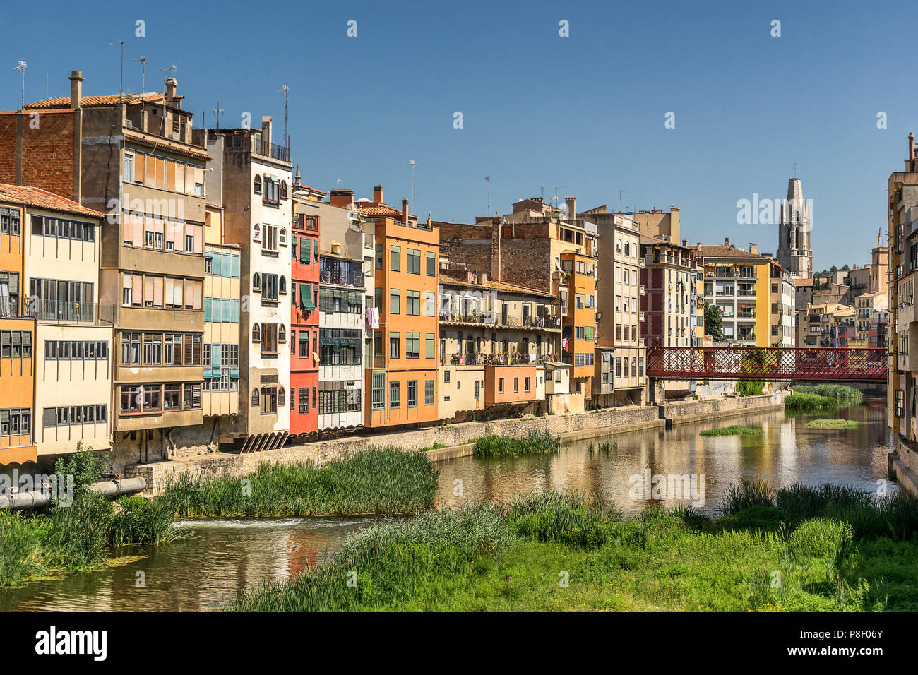 Bunte Häuser am Ufer des Flusses Onyar Girona Spanien Stockfoto