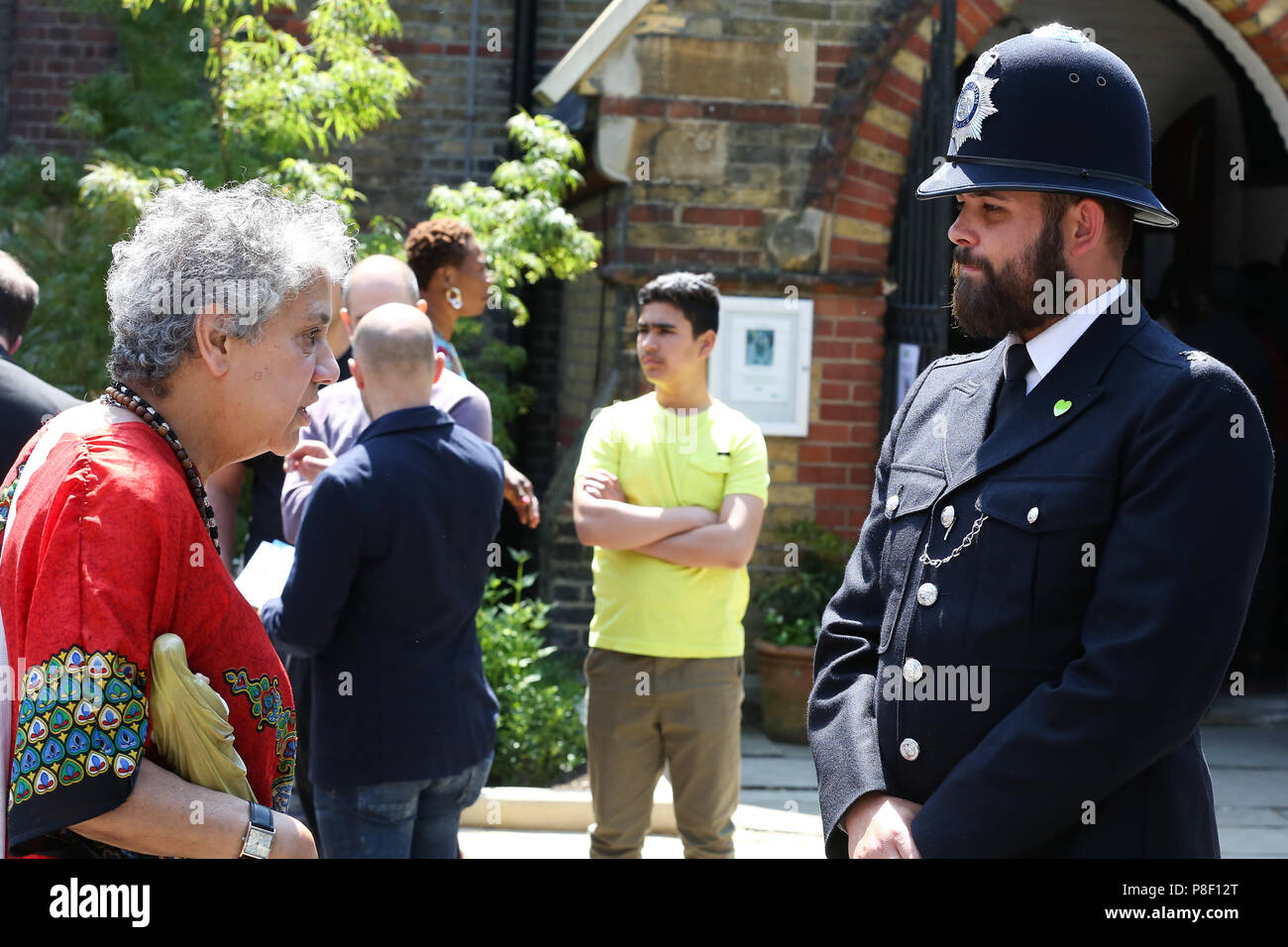 Sadiq Khan, Bürgermeister von London, die Rt Rev Dame Sarah Mullally DB, Bischof von London, die Mitglieder der Feuerwehr, Polizisten und Mitglieder der lokalen Gemeinschaft nimmt die Einweihung des Gartens für Heilung und Frieden einen neuen Memorial Garden in der St. Clement's Church, Notting Dale zum ersten Jahrestag des Brandes an Grenfell Turm zu markieren. Mit: Atmosphäre, Wo: London, Großbritannien Wann: 10 Jun 2018 Credit: Dinendra Haria/WANN Stockfoto