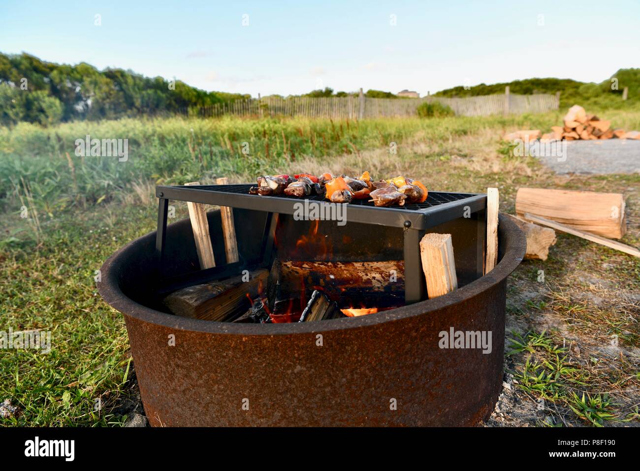 Rindfleisch Fleischspieße über der Feuerstelle zubereitet Stockfoto