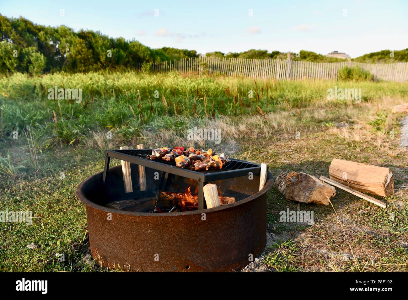 Rindfleisch Fleischspieße über der Feuerstelle zubereitet Stockfoto