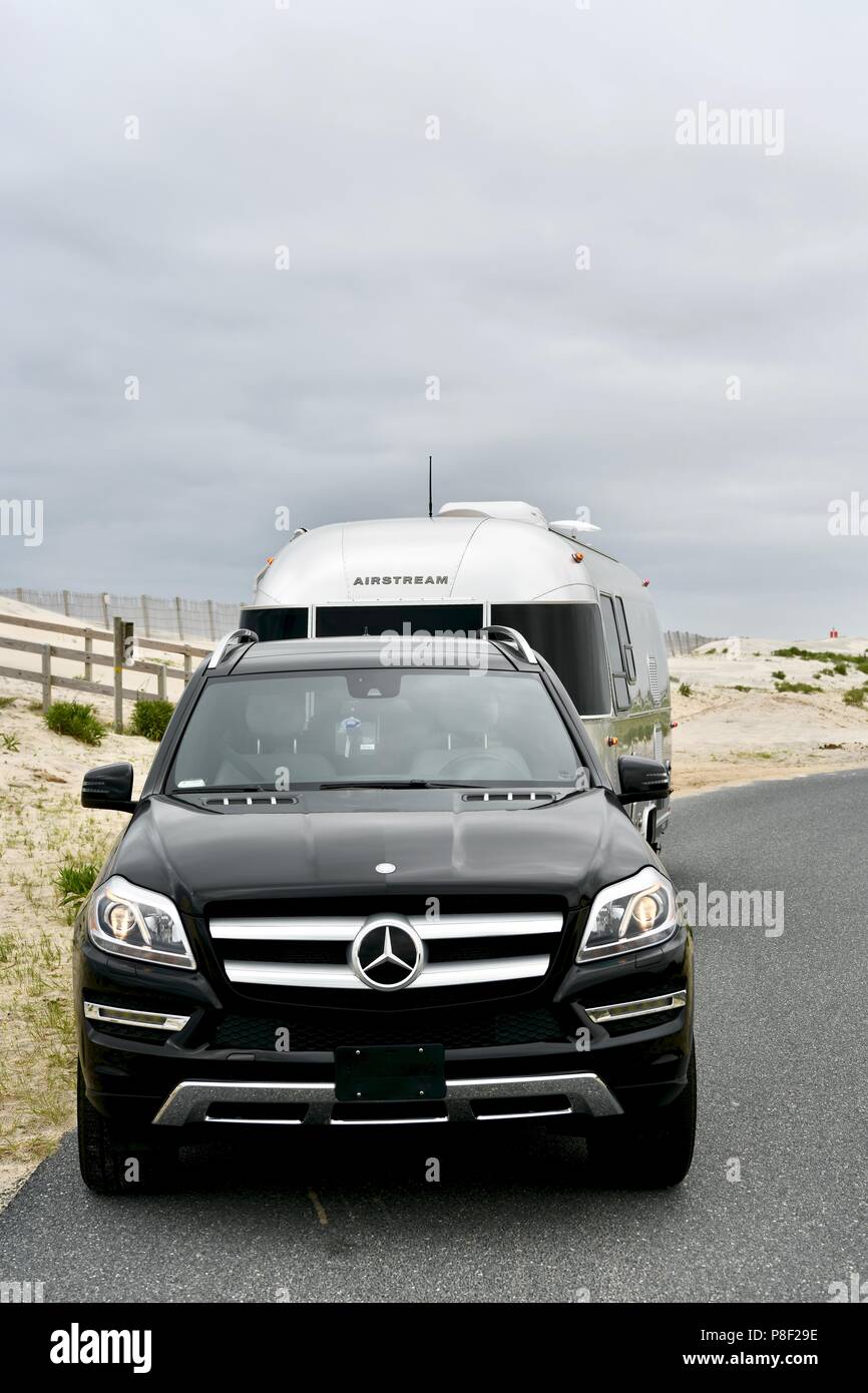 Schwarze Mercedes Benz GL 450 abschleppen ein airstream Sport 22 FB travel Trailer Stockfoto