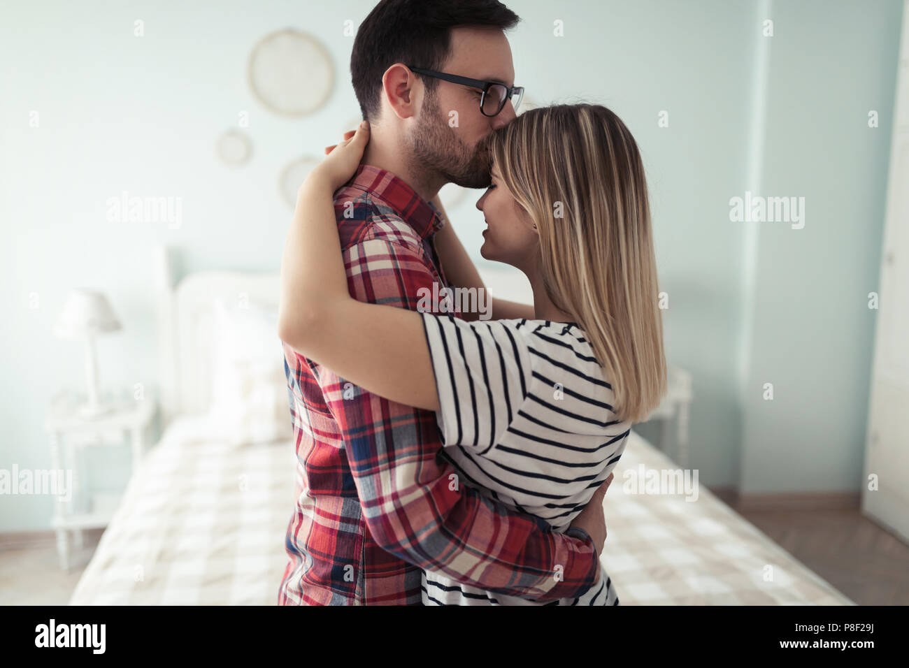 Junges Paar in romantische Zeit im Schlafzimmer Stockfoto