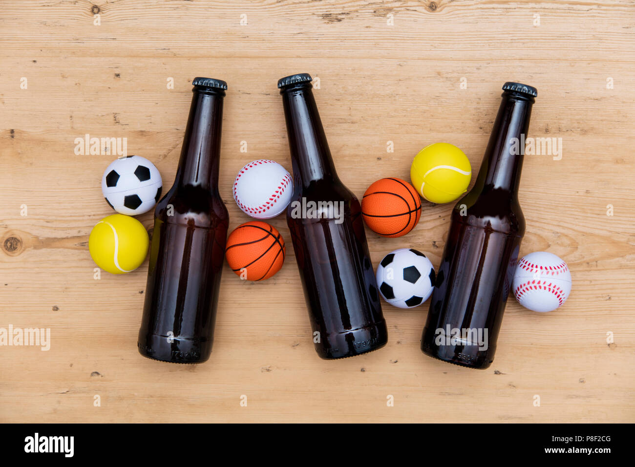 Sport Party. Bier Flasche mit Fußball, Basketball, Baseball Bälle Stockfoto