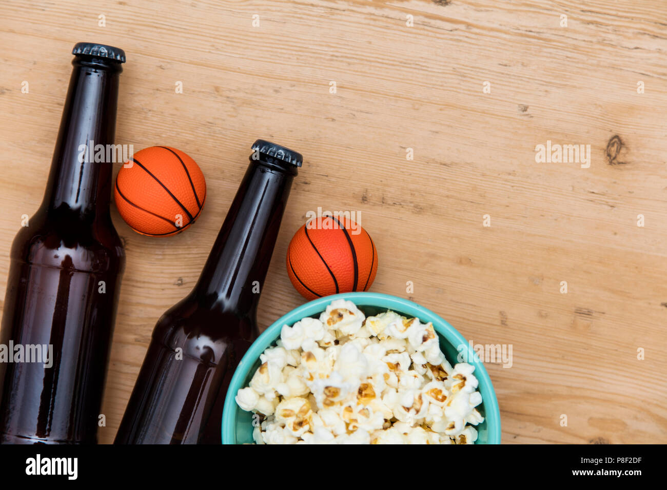 Baasketball Party. Bier Flasche mit Basketball- und Popcorn Stockfoto