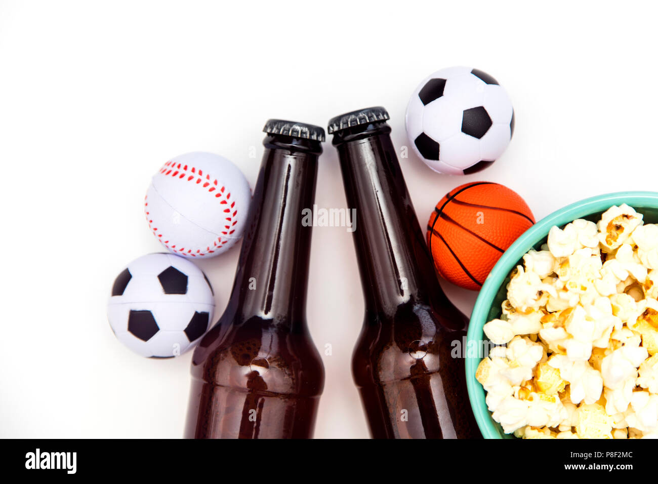 Sport Party. Bier Flasche mit Fußball, Basketball, Baseball Bälle  Stockfotografie - Alamy