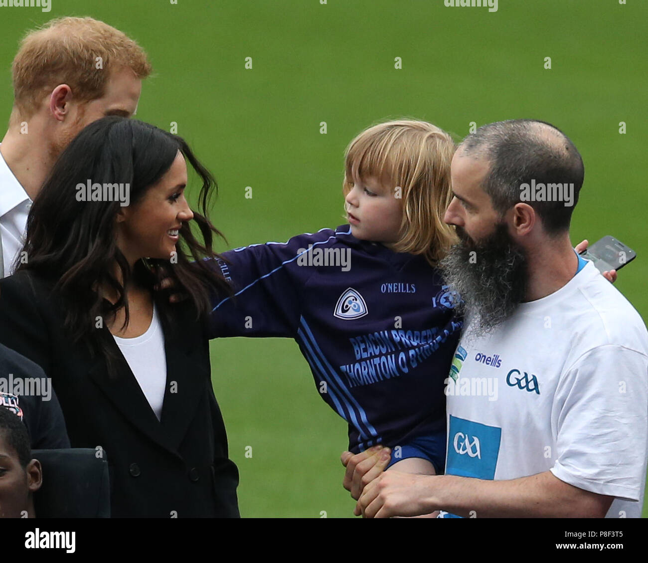 Die Herzogin von Sussex dreht sich um in der Überraschung nach Walter Cullen, 3, heraus erreicht ihr Haar während ihres Besuchs mit dem Herzog von Sussex zu Croke Park in Dublin, Irland zu berühren. Stockfoto