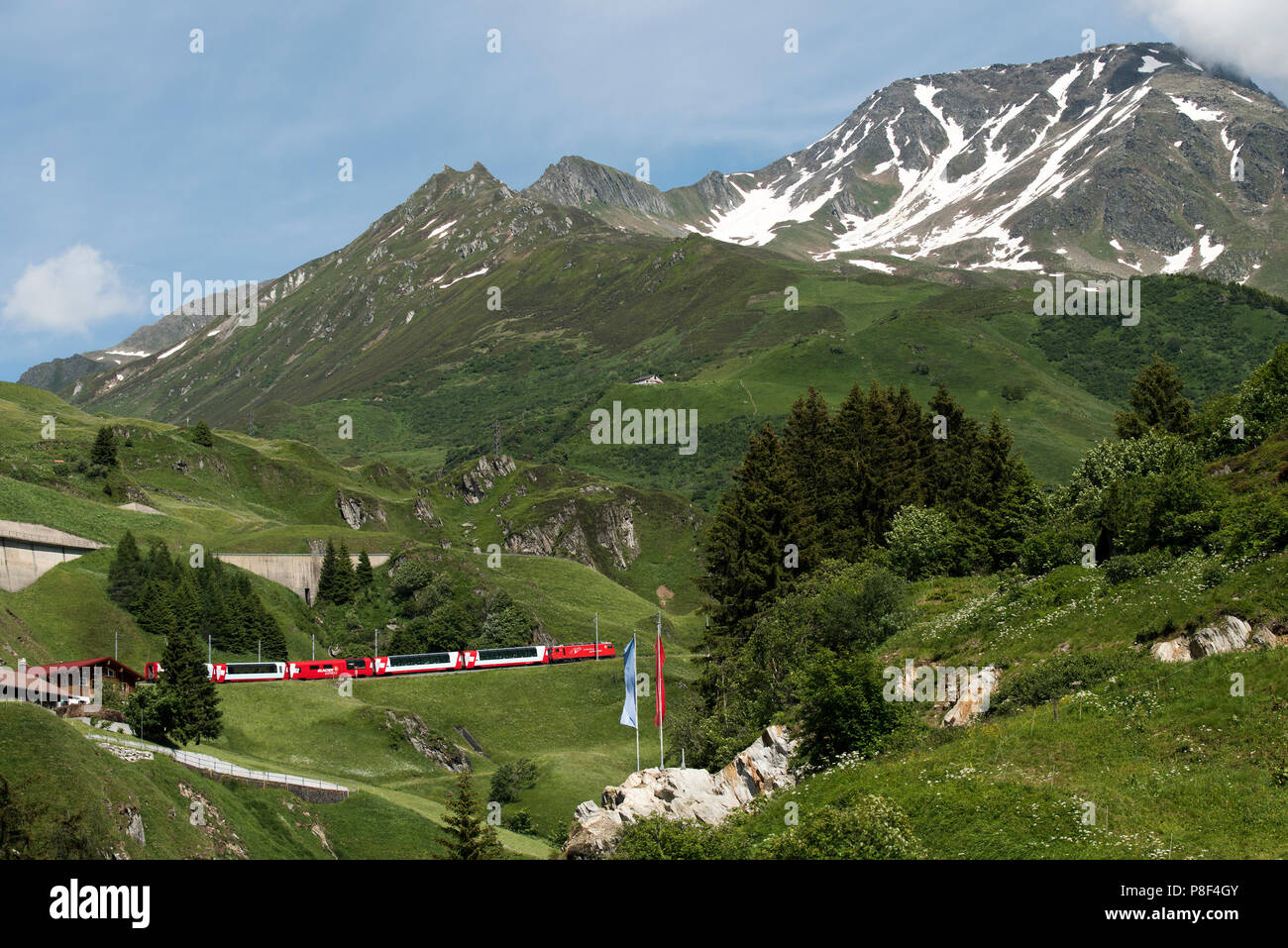 Andermatt im Kanton Uri, Schweiz, an denen Schweizer Berg Züge bis Klettern in Richtung