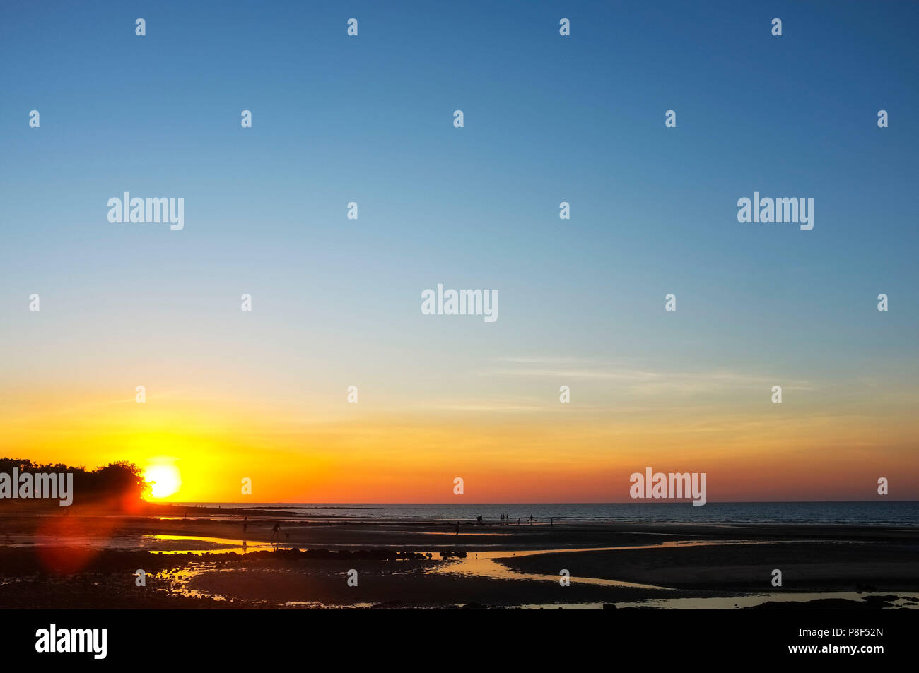 Nightcliff Strand bei Sonnenuntergang, mit Menschen Silhouetten. In einem Vorort von Darwin NT Australien. Stockfoto