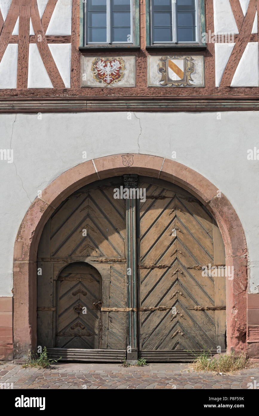 Hölzerne Tor des alten Hauses in Seligenstadt, Deutschland. Stockfoto