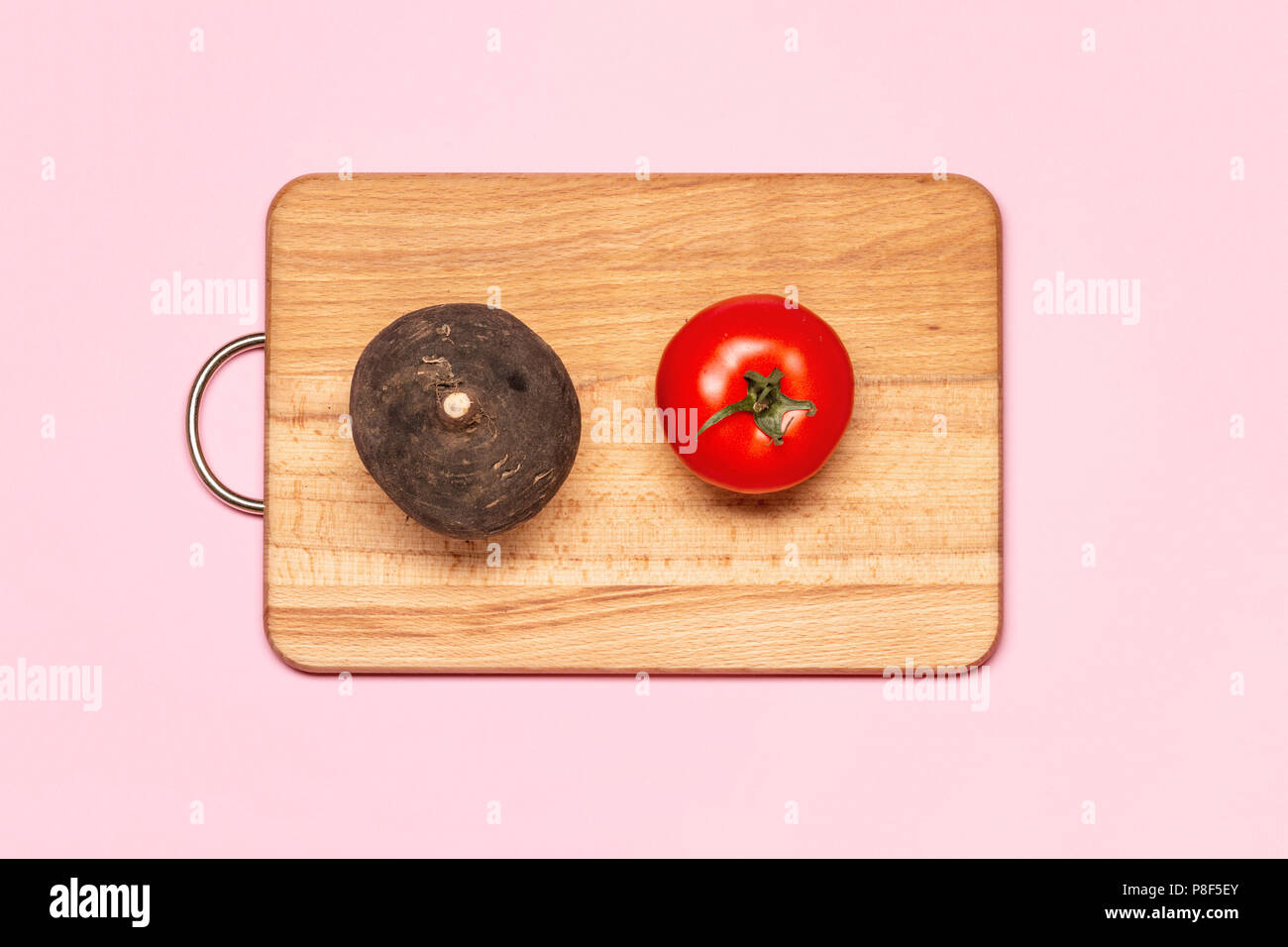 Das gesunde Essen. Eine Frische rote Tomaten in der Nähe von Zuckerrüben auf einer hölzernen Schneidebrett Stockfoto