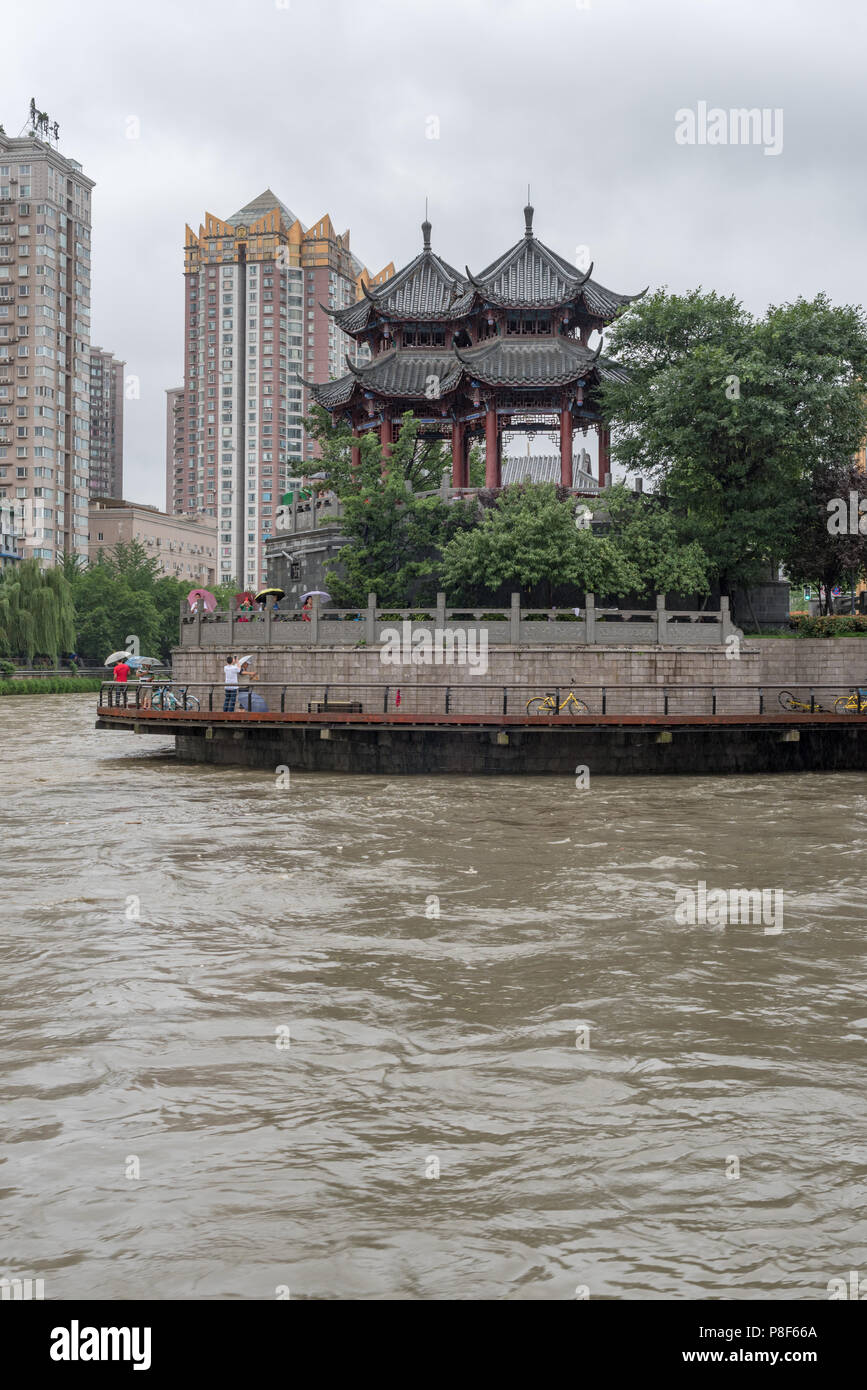 Chengdu, Provinz Sichuan, China - Juli 11, 2018: hejiang Pavillon und Jinjiang Fluss in der Flut nach starkem Regen in der Provinz Sichuan. Stockfoto