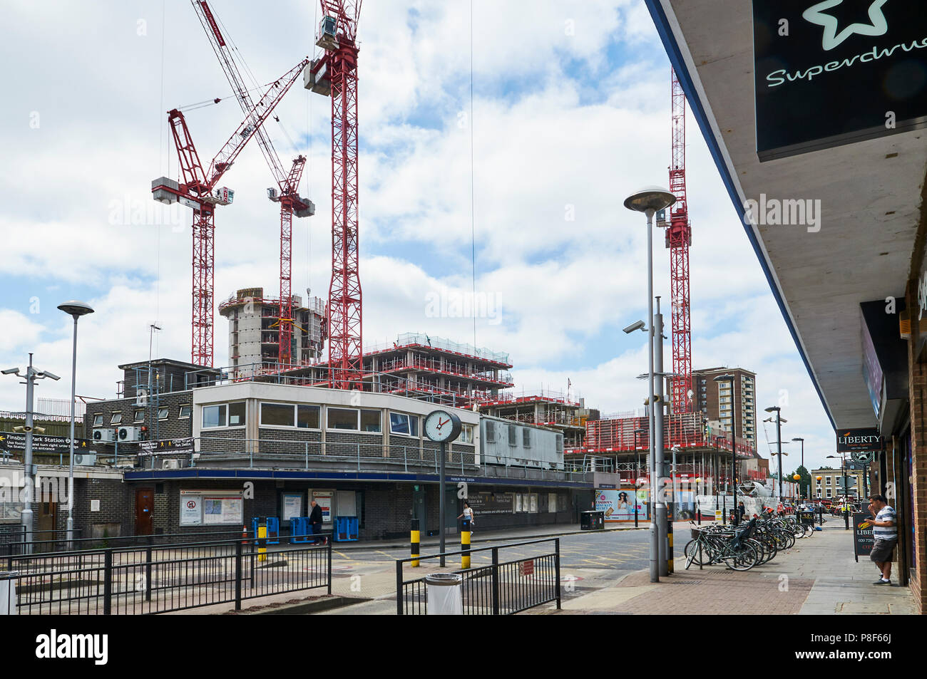 Die geschlossenen Eingang zu Finsbury Park U-Bahnstation an der Brunnen Terrasse, nördlich von London UK, mit der neuen City North Entwicklung im Bau Stockfoto