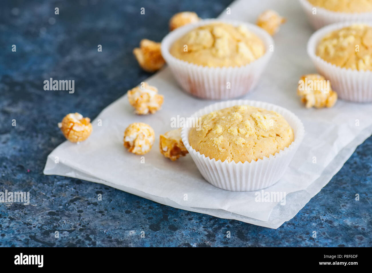 Hausgemachte cornbread Muffins auf einem blauen Stein. Stockfoto