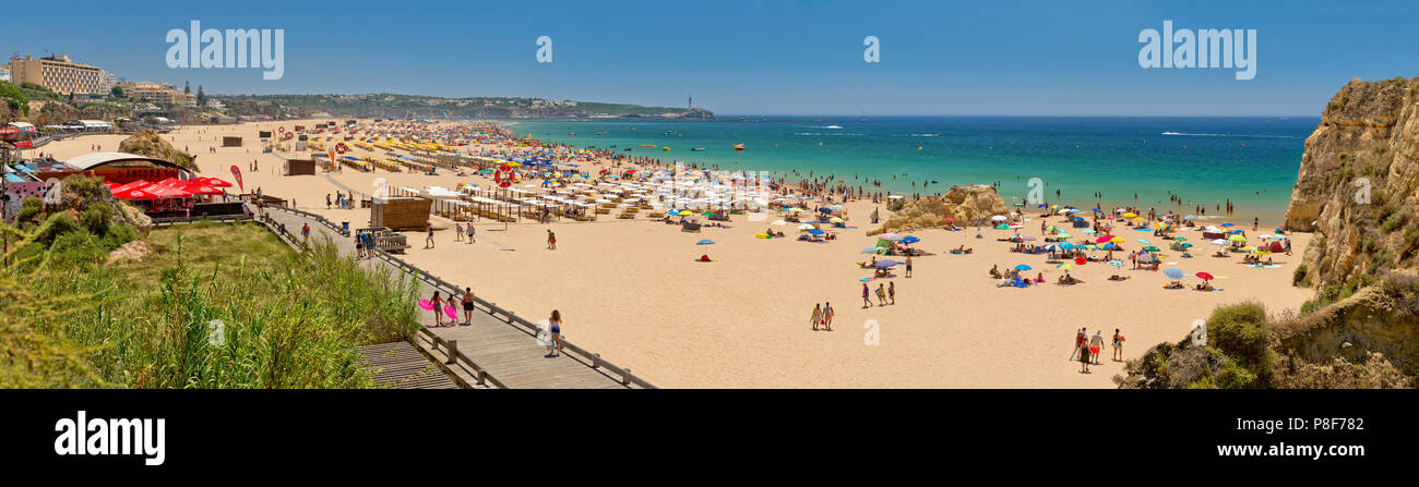 Praia da Rocha Strand im Sommer, der Algarve, Portugal Stockfoto