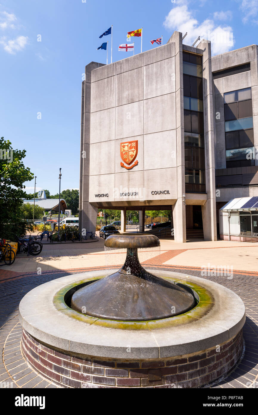 Moderne Beton Civic Offices in der lokalen Behörde, Woking Borough Council, Gloucester Marktplatz, dem Zentrum von Woking, Surrey, Südosten, England, Grossbritannien Stockfoto