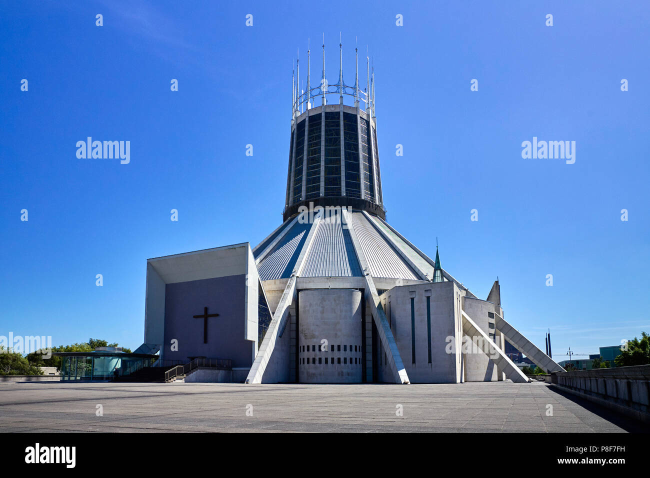 Liverpool katholische Kathedrale von der Rückseite gegen einen blauen Himmel gesehen Stockfoto
