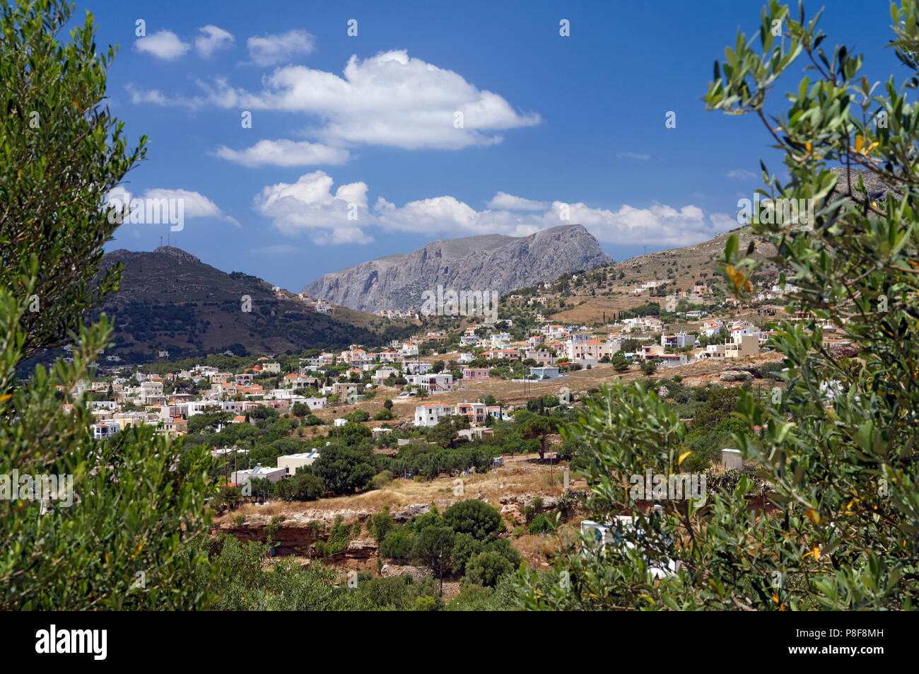 Blick auf Panormas mit den Bergen in der Ferne Telendos, Kalymnos oder Kalimnos, Dodekanes, Griechenland. Stockfoto