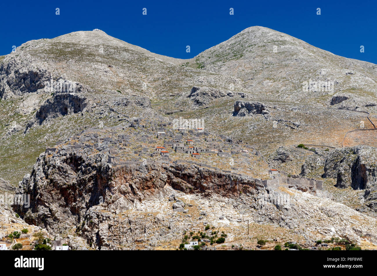 Schloss von Chora hoch oben in den Bergen von Argos, Kalymnos oder Kalimnos, Dodekanes, Griechenland. Stockfoto