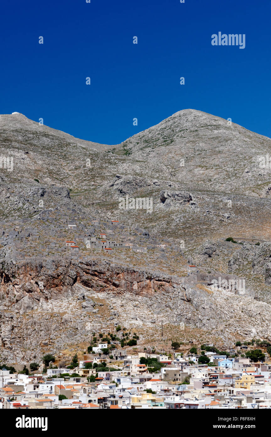 Schloss von Chora hoch oben in den Bergen von Argos, Kalymnos oder Kalimnos, Dodekanes, Griechenland. Stockfoto