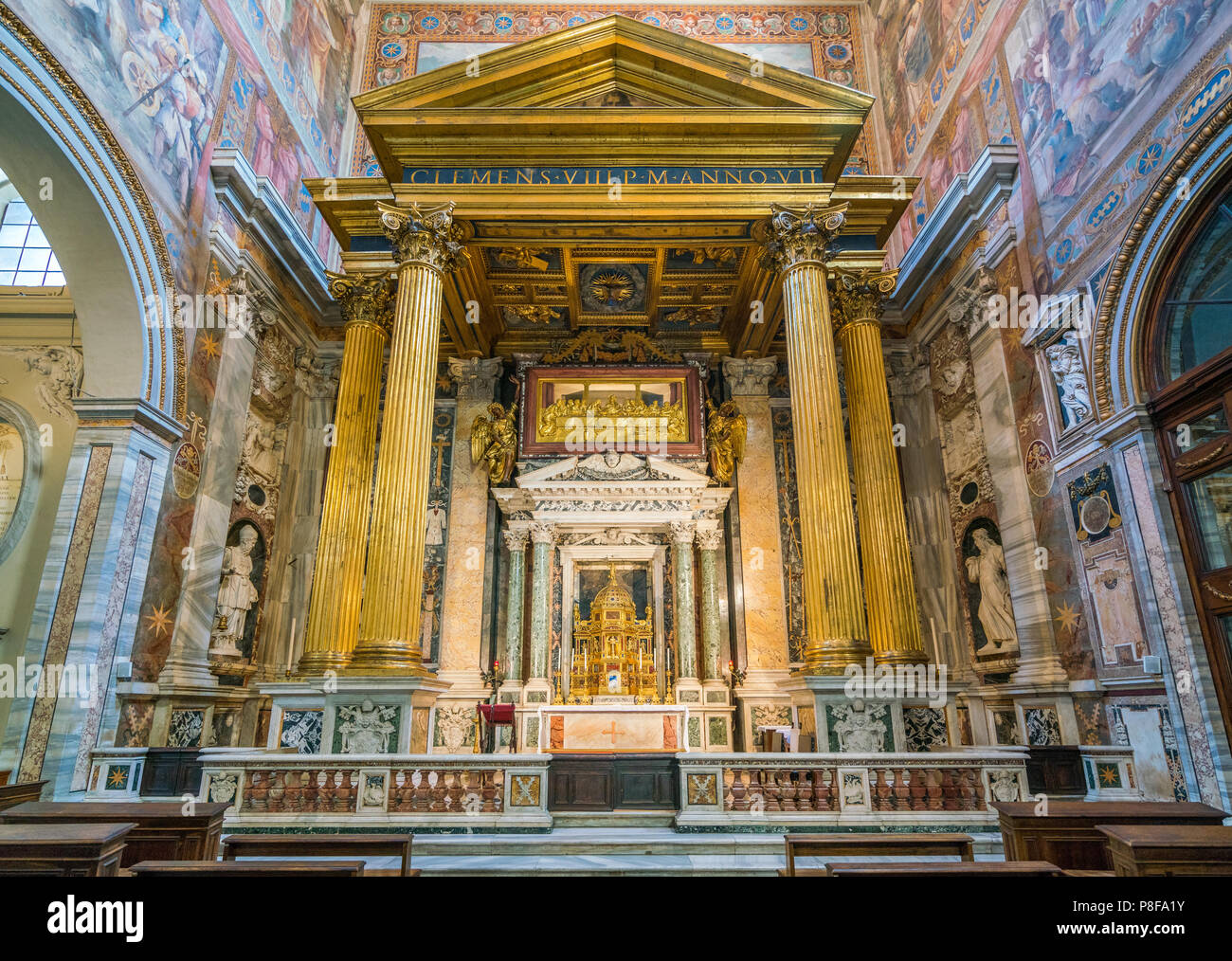 Altar des heiligen Sakraments von Pietro Paolo Olivieri konstruiert, in der Lateranbasilika in Rom. Stockfoto