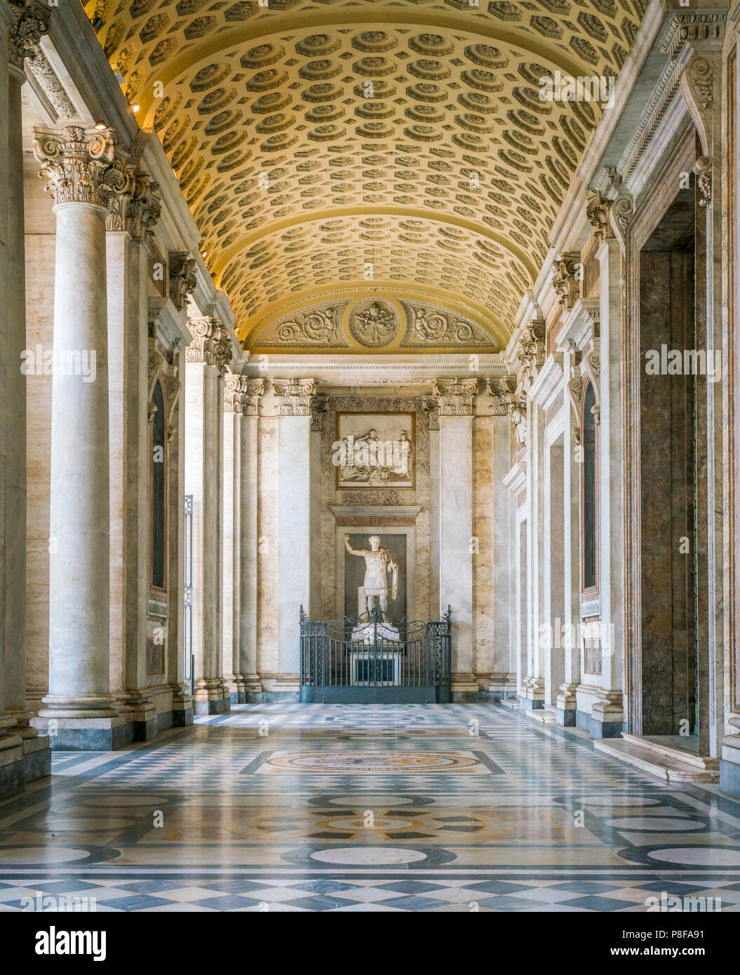 Kirchenschiff am Eingang der Basilika von San Giovanni in Laterano in Rom. Stockfoto