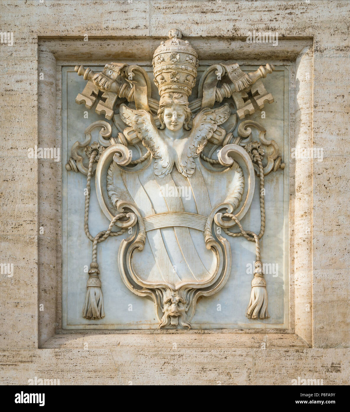 Die Arme des Heiligen Stuhls, auf der Fassade der Basilika St. Johannes im Lateran in Rom, Italien. Stockfoto