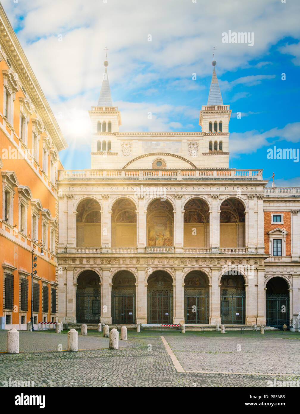 Seite entrante in der Lateranbasilika in Rom, Italien. Stockfoto