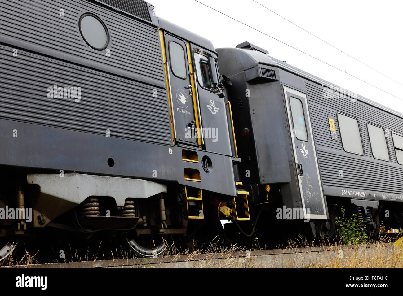 Arboga, Schweden - 9. Juli 2018: Teilansicht der schwedischen Staatsbahn SJ, Lokomotive der Klasse RC6 Vor der ersten Klasse Pkw. Stockfoto