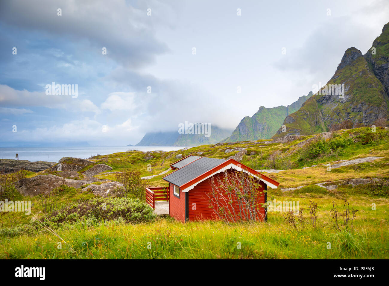 Traditionelles rotes camping Häusern mit schönen Meerblick neben Village A auf den Lofoten, Norwegen Stockfoto