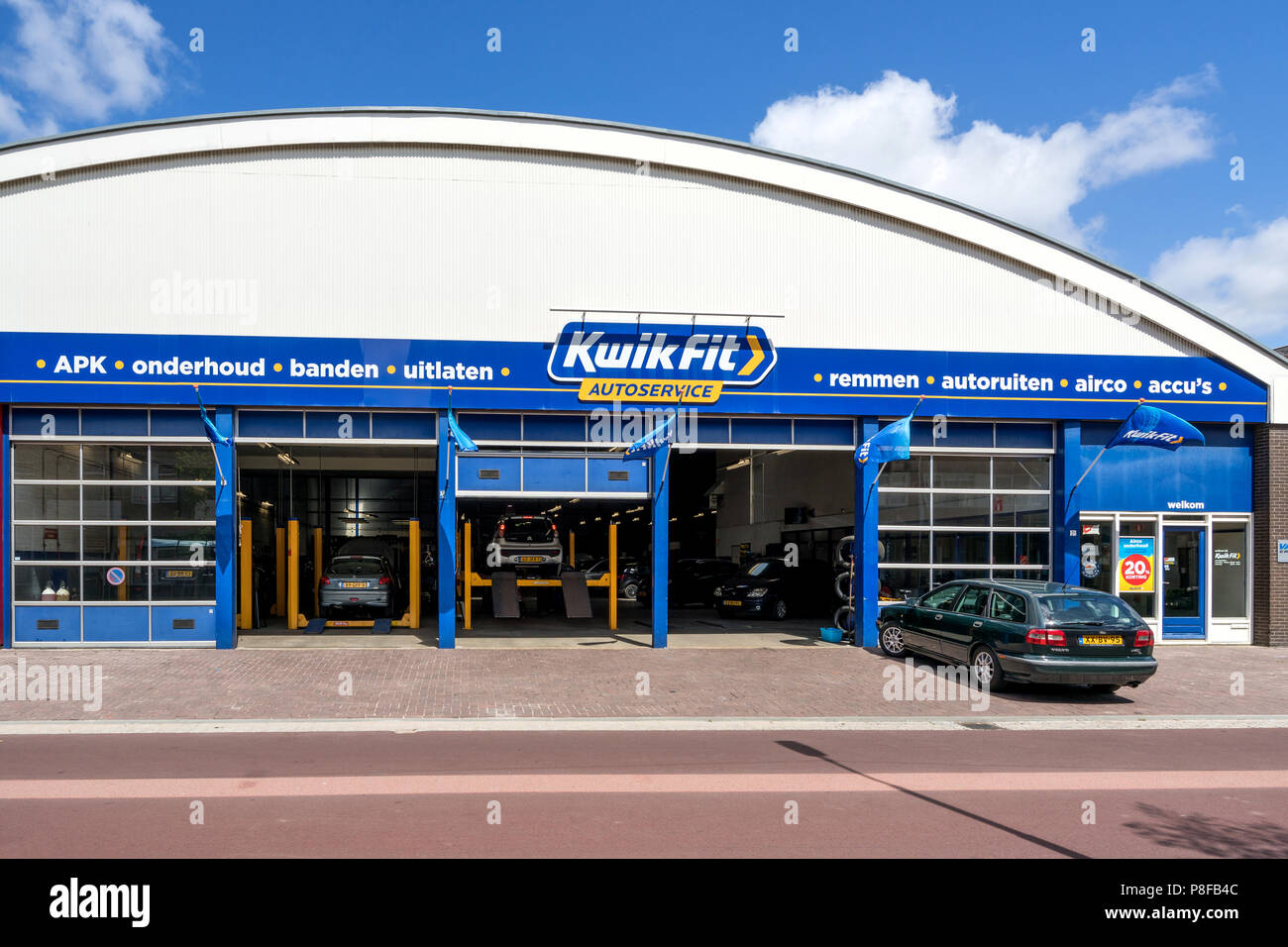 KwikFit Car Service in Delft, Niederlande. KwikFit ist einer der größten Auto Wartung und Reparatur der Kette in Europa, mit über 1800 Service Points. Stockfoto