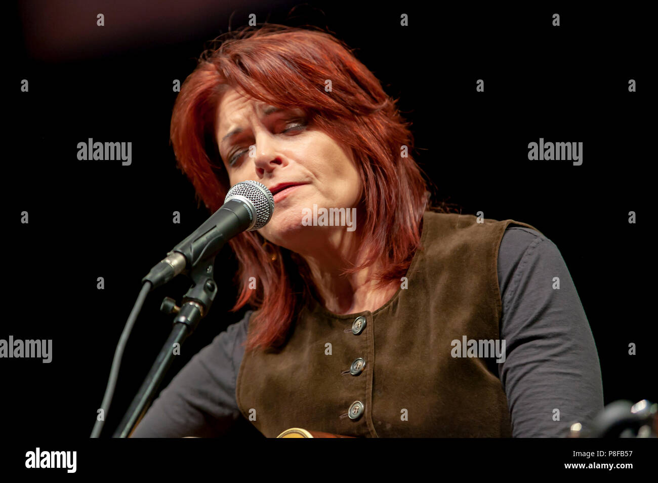 Roseanne Cash, Tochter von Johnny Cash, führt im Konzert Spielen einer Gitarre. Stockfoto