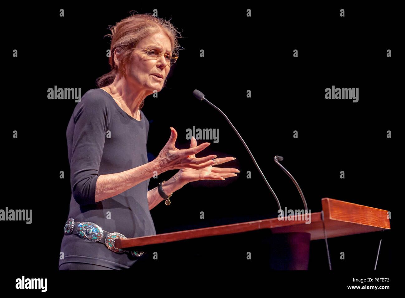 Gloria Steinem steht an einem Podium, der einen Vortrag. Stockfoto