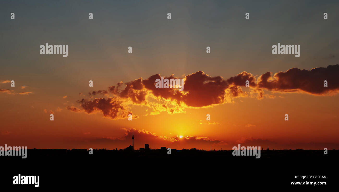 Dramatischer Sonnenuntergang über Berlin City Skyline am Abend mit Fernsehturm Stockfoto