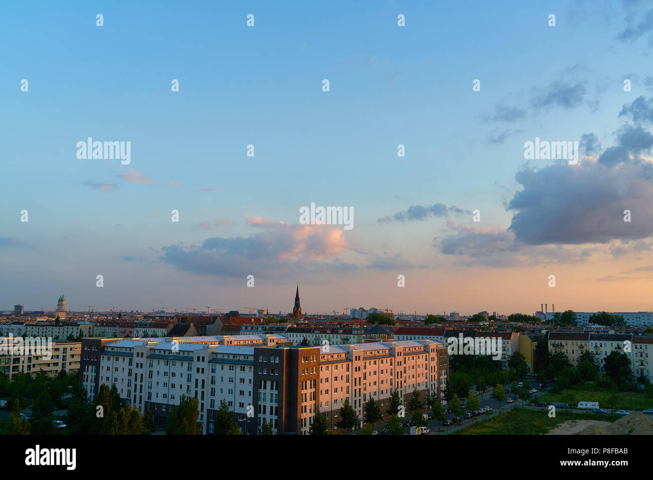 Berlin City Skyline mit Pfingskirche am Abend bei Sonnenuntergang Stockfoto