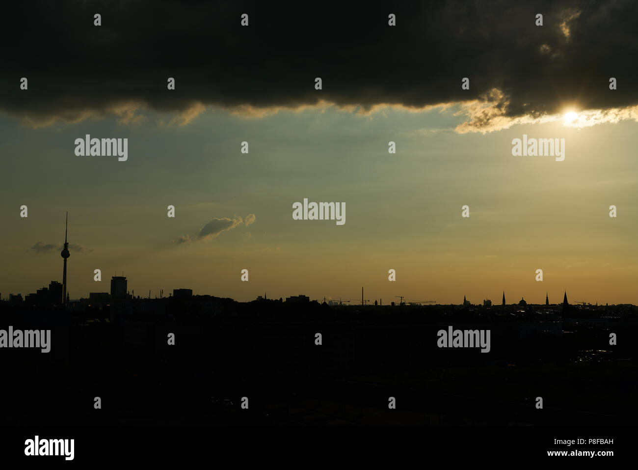 Berlin Skyline der Stadt als Silhouette mit Sonnenuntergang und Fernsehturm Stockfoto