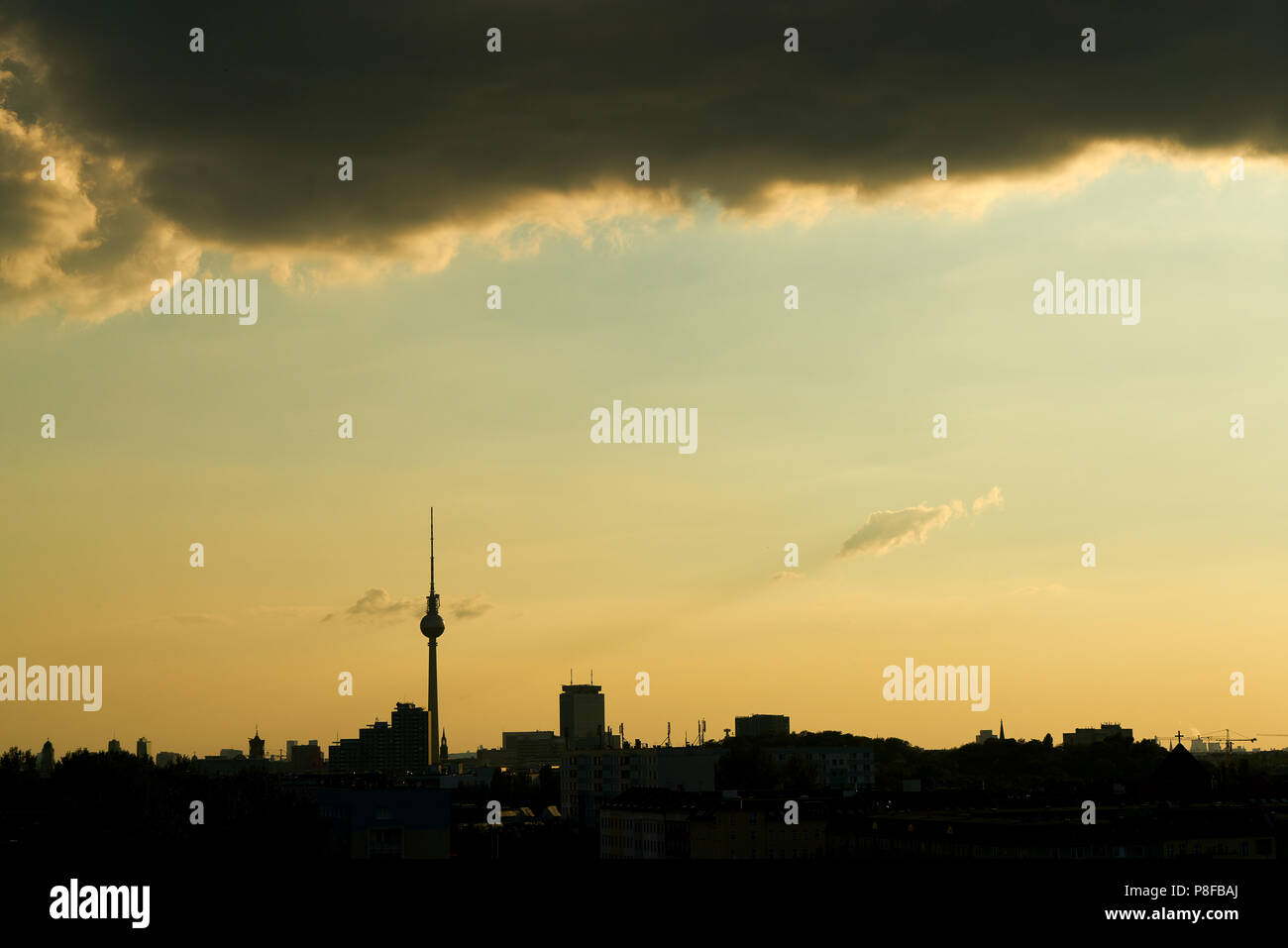 Berlin Skyline der Stadt als Silhouette mit Fernsehturm am Abend bei Sonnenuntergang Stockfoto