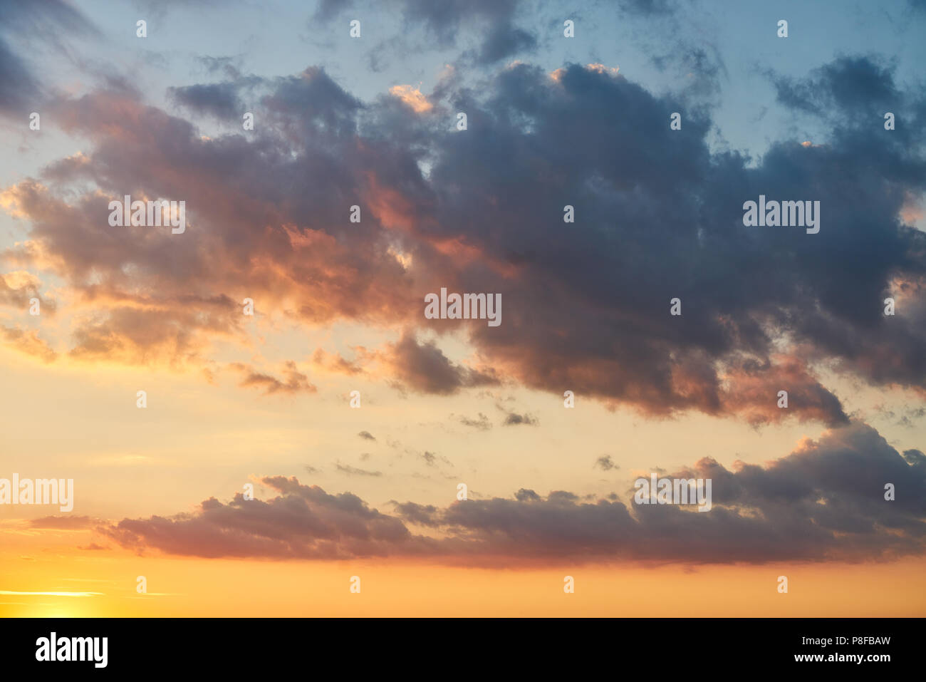 Sonnenuntergang bzw. Sonnenaufgang mit vielen Wolken im Himmel Stockfoto