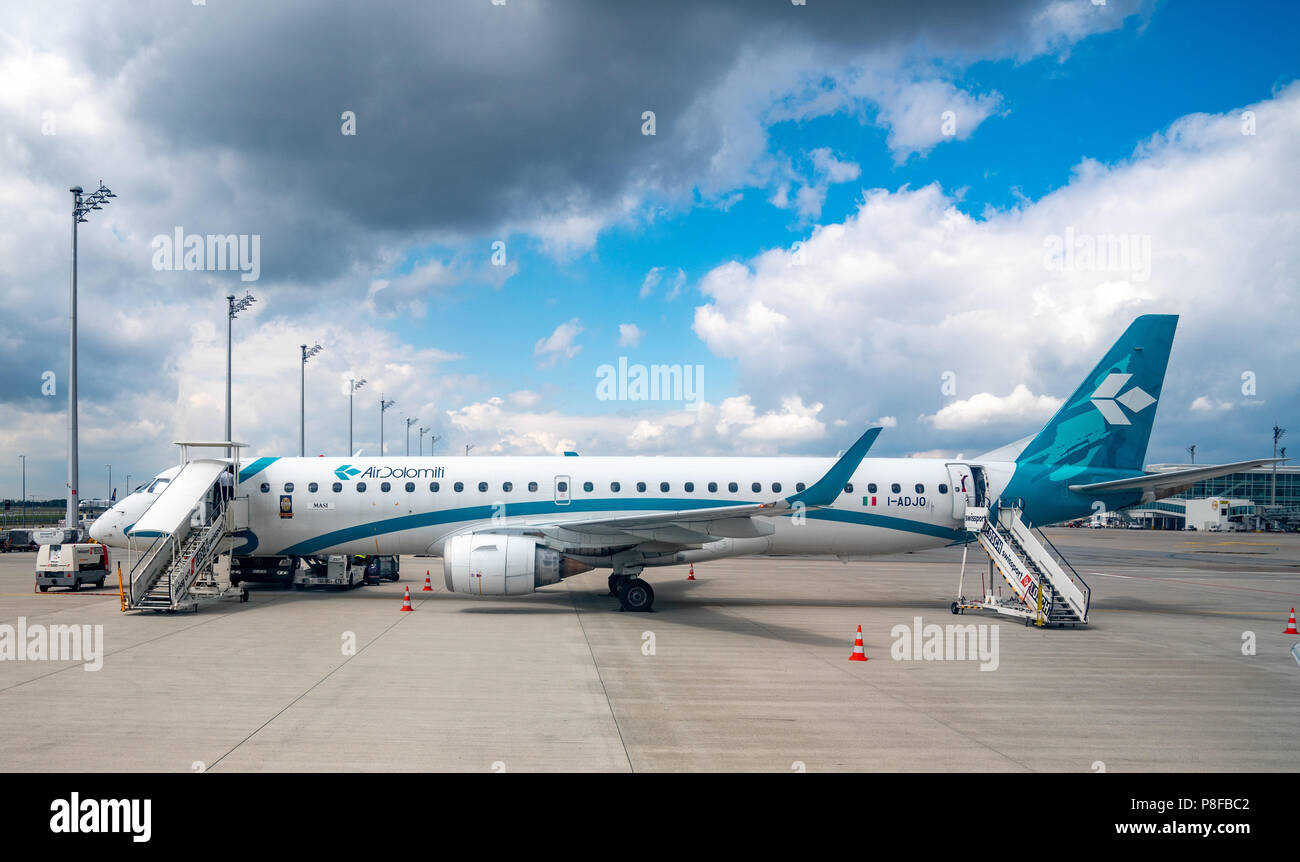 München, Deutschland, 11. Jul 2018. Eine Air Dolomiti Flugzeug am Flughafen  München. Foto von Enrique Ufer Stockfotografie - Alamy