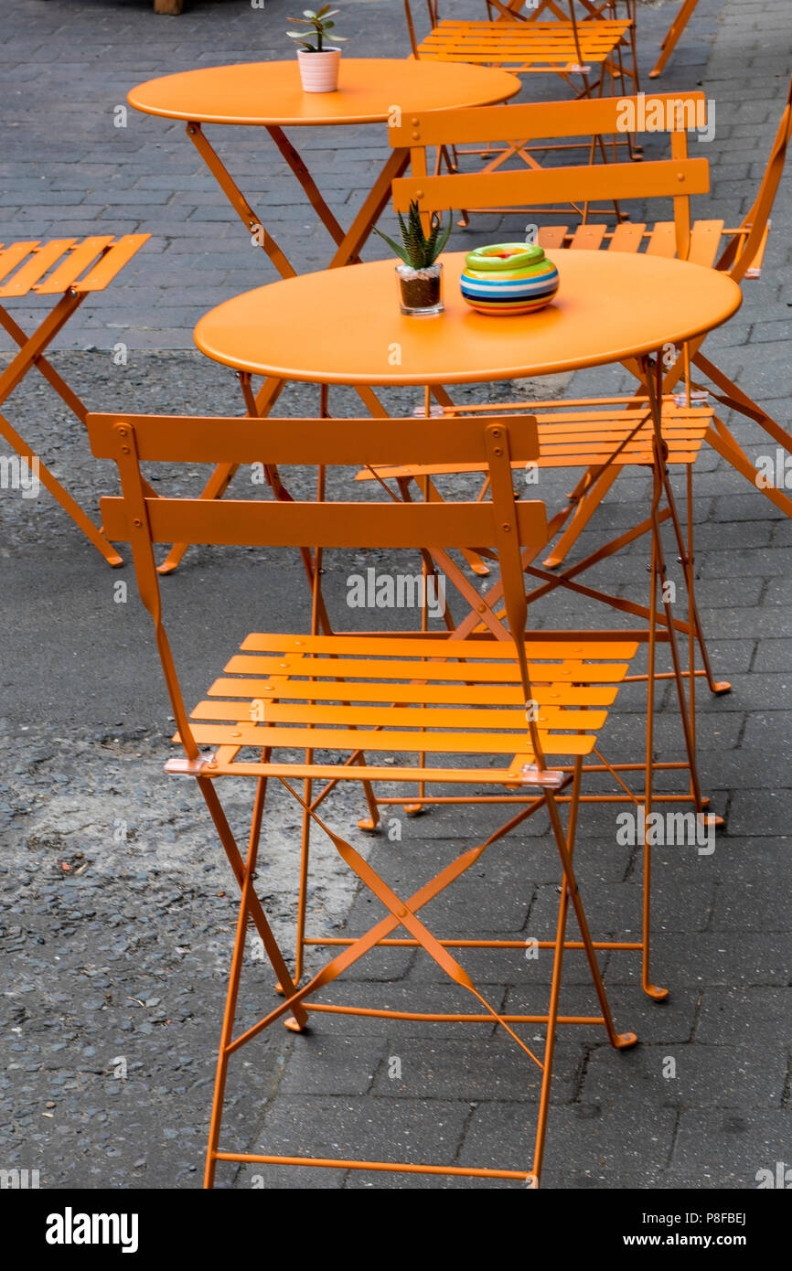 Orange bemalt shabby chic Style folding Garten Tische und Stühle  Stockfotografie - Alamy