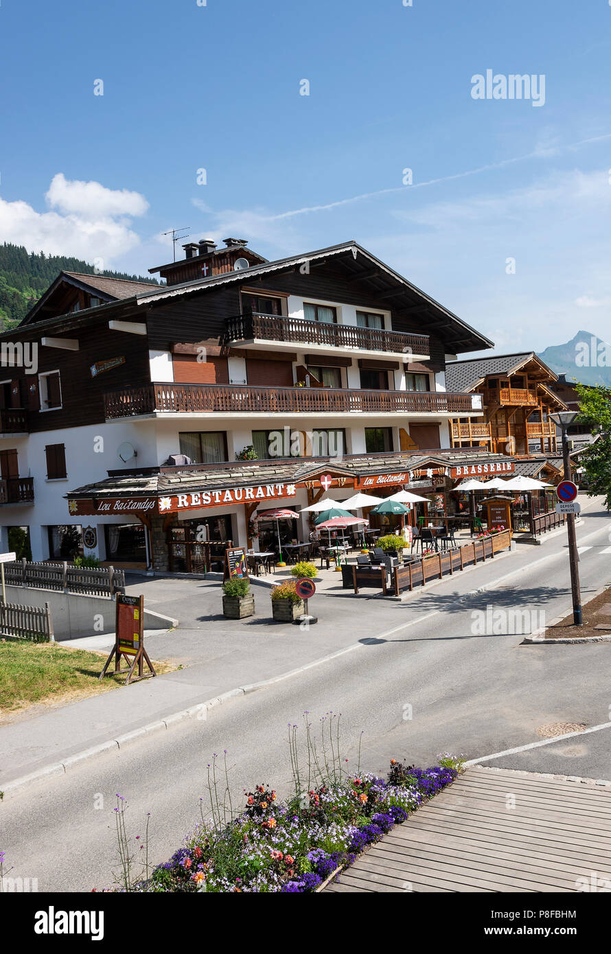 Die schönen Wintersportort Les Gets mit Chalet Stil Architektur im Sommer in der Nähe von Morzine Haute-Savoie Portes du Soleil Frankreich Stockfoto