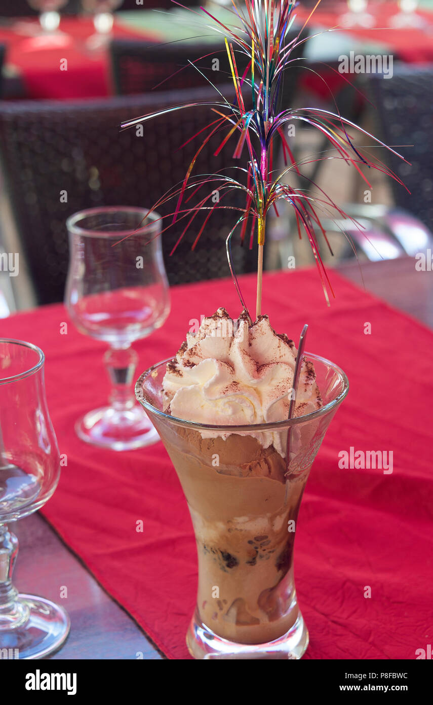 Köstliche Eiscreme-Desserts auf einem roten Tischtuch auf einem Tisch im L'Auberge du Verdoyant Lac de Montriond Haute-Savoie Portes du Soleil Frankreich Stockfoto