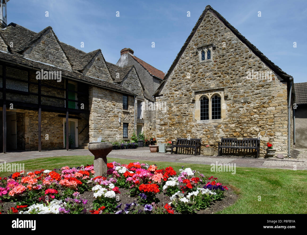 Kapelle aus dem 17. Jahrhundert und Perry & Dawes Armenhäuser, Church Street, Wotton Under Edge, Gloucestershire Stockfoto