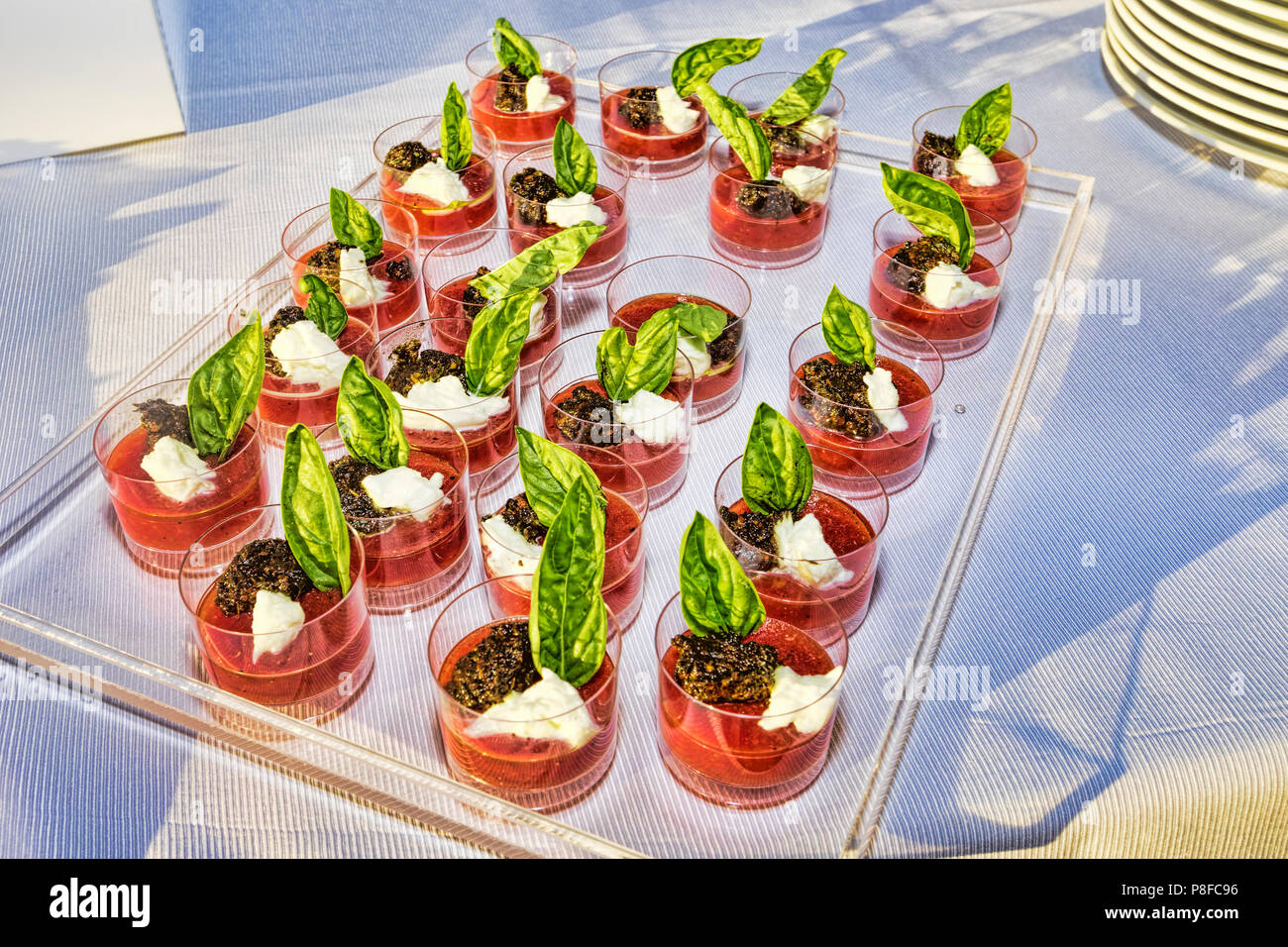 Frische Erdbeeren wilde Frucht Smoothies garniert mit Eis, Sahne und frischem Basilikum Blätter - selektive Fokus Stockfoto