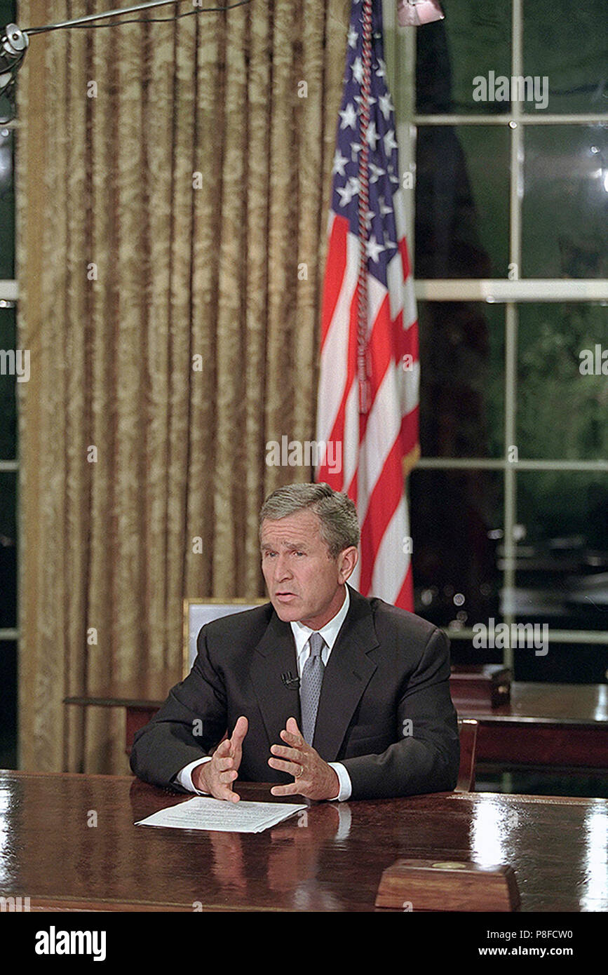 Präsident George W. Bush seine Rede an die Nation Dienstag, Sept. 11, 2001 aus dem Oval Office. Stockfoto