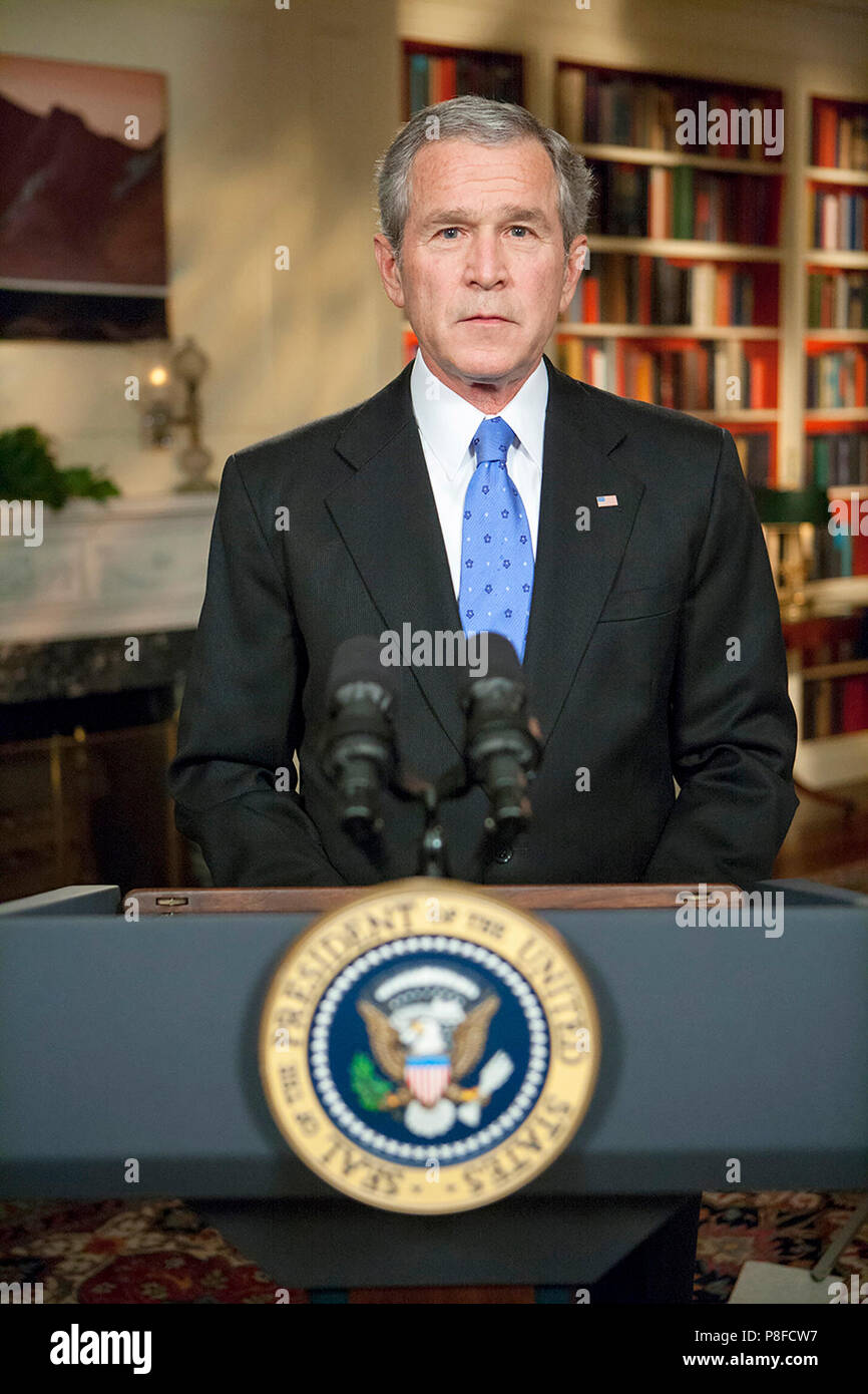 Präsident George W. Bush schließt seine Ansprache an die Nation am Mittwoch abend, 31.01.10, 2007, aus dem Weißen Haus Bibliothek, wo er eine neue Strategie für den Irak skizziert. Stockfoto