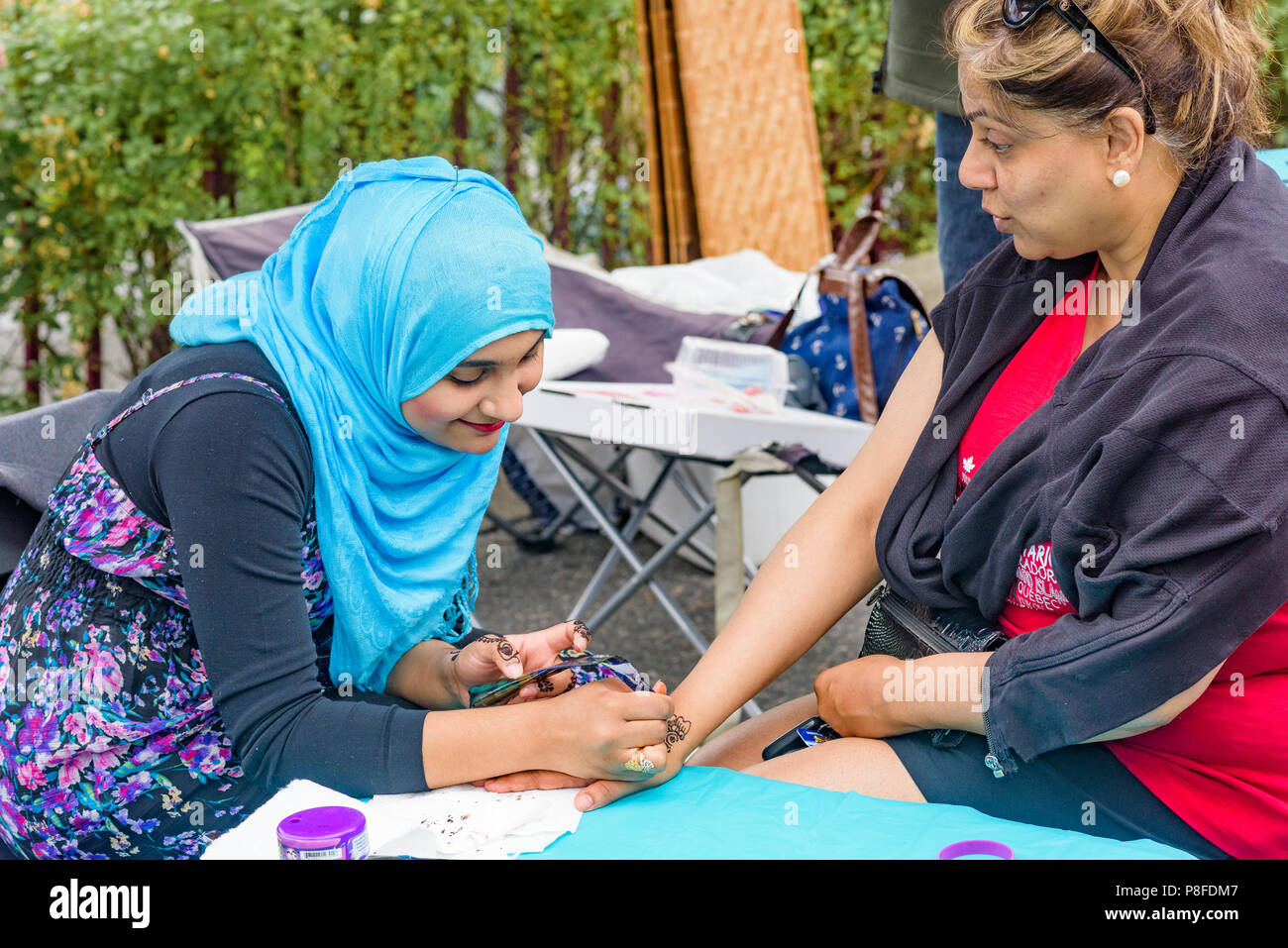 Frau Anwendung dekorative Henna, Berryfest, Abbotsford, British Columbia, Kanada. Stockfoto