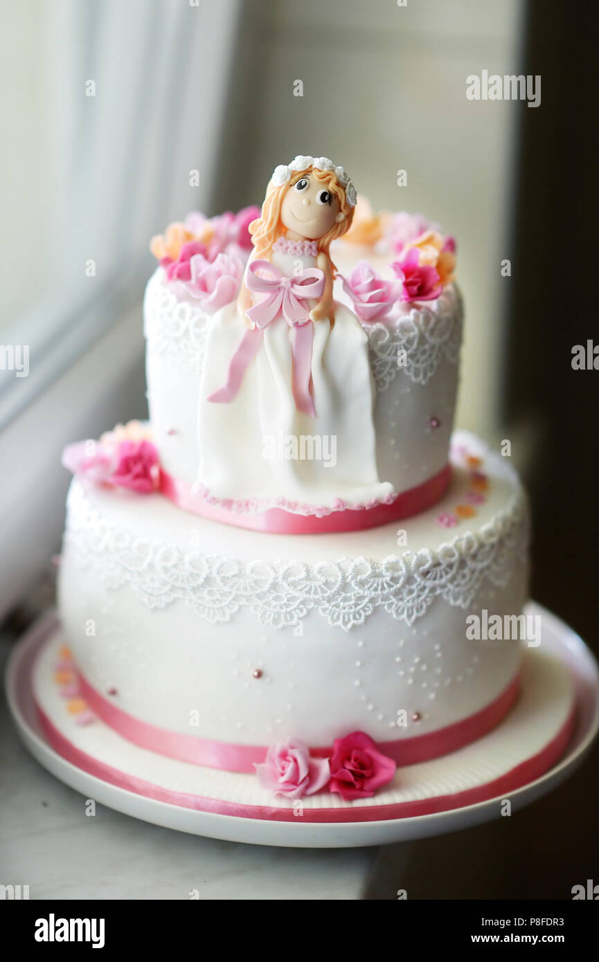 Schöne rosa Geburtstagstorte mit kleine Puppe Figur auf der Oberseite Stockfoto