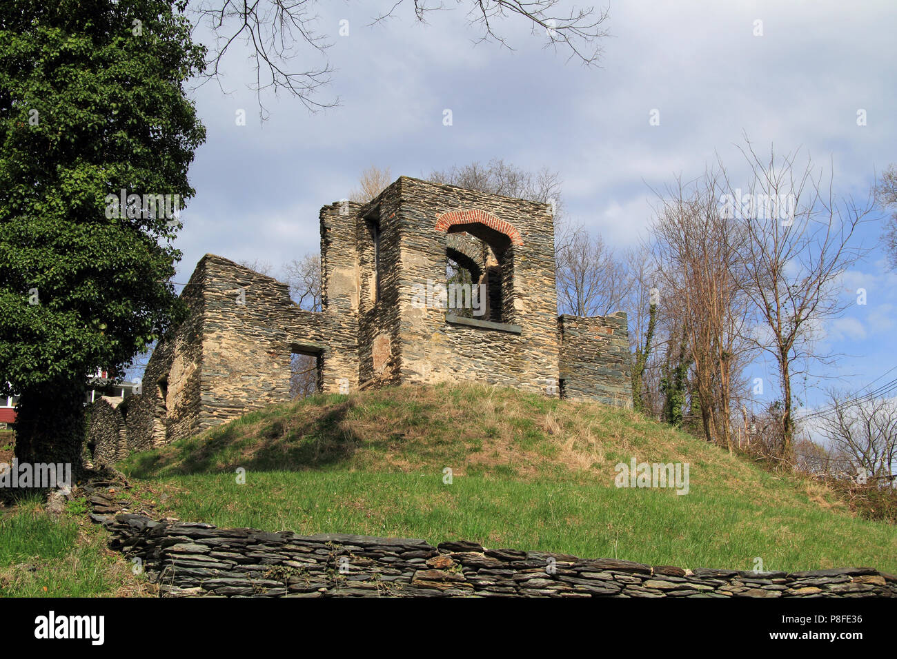Die Ruinen der St. John's Episcopal Church sind eine der zahlreichen historischen Sehenswürdigkeiten entlang der Appalachian Trail in Harpers Ferry, West Virginia Stockfoto
